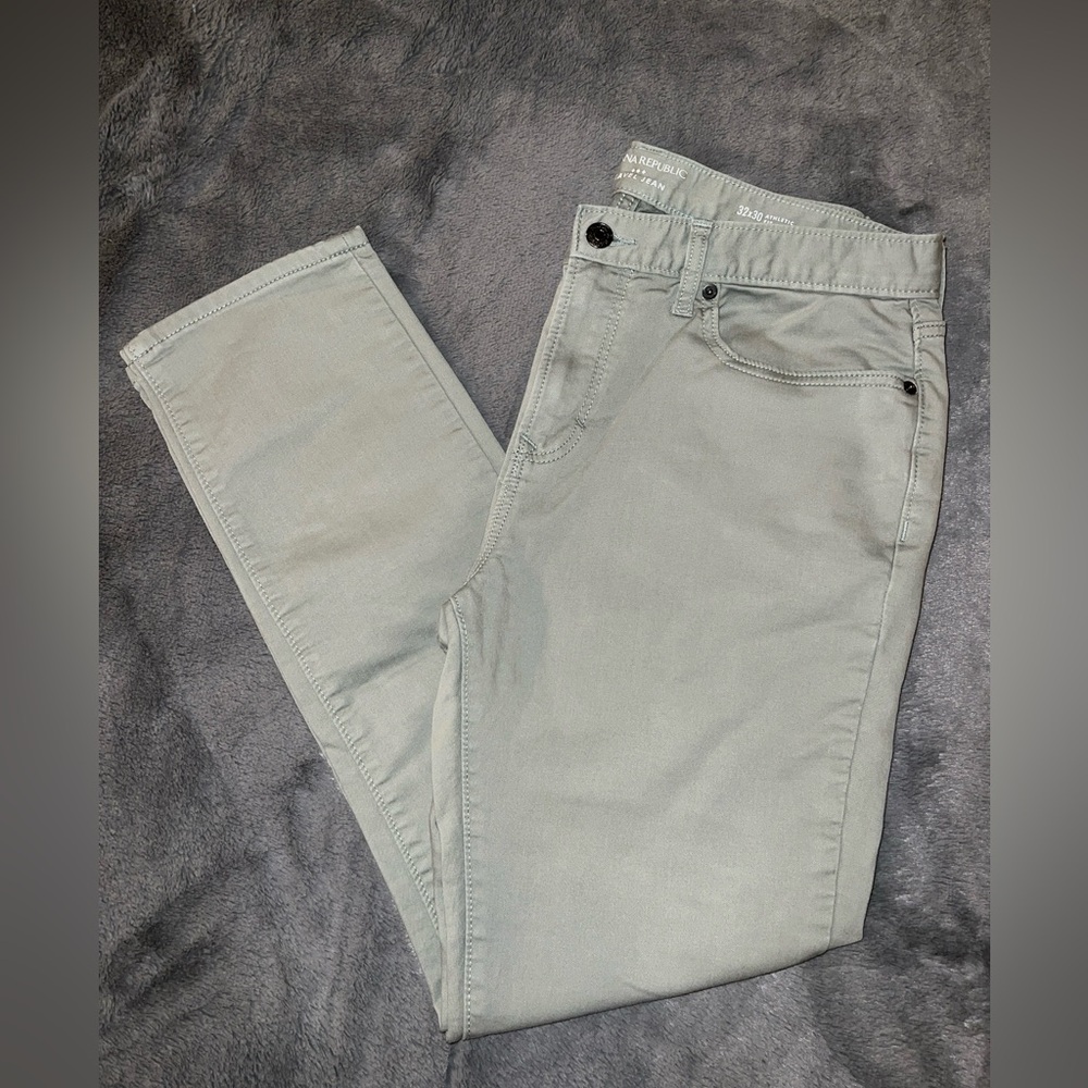 BANANA REPUBLIC MEN’S TRAVEL JEAN - ATHLETIC FIT - HINT OF GREEN - SIZE 32x30